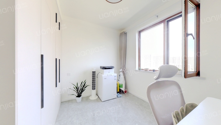 精装修，业主自主一年，保养好，可当新房入住-卧室A