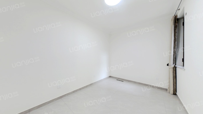 此房南向三居室，好位置，自住硬装-卧室A