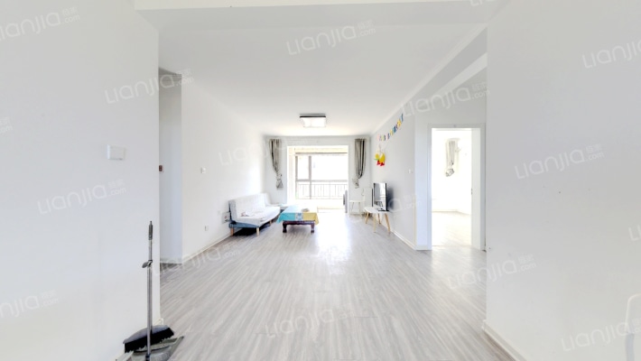 三居 中间层 房本满二 精装修 保利物业 集中供暖小区-客厅