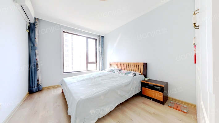 鸿坤大两居，精装修，小区中间位置不临街-卧室A