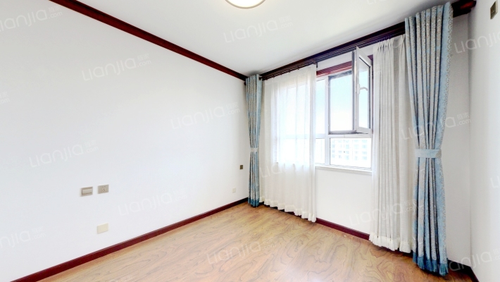 此房是满二年的，经典南北三居室，自住装修标准-卧室A