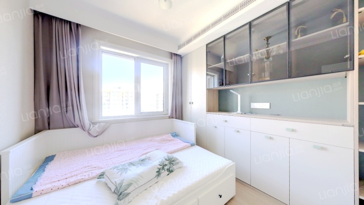 集体供暖，精装修南北通透三居，房本满二-卧室C