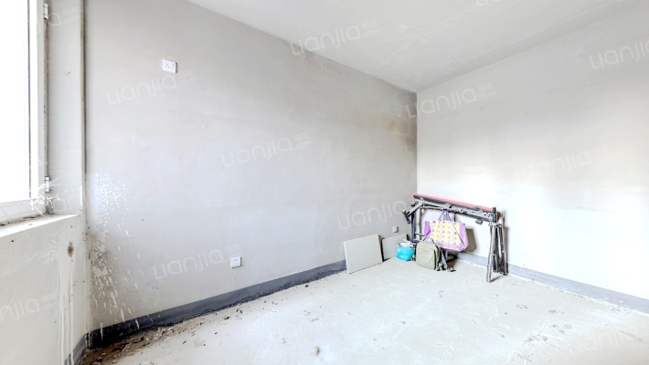 此房是一层带院， 房本满二 ，随时可签-卧室A