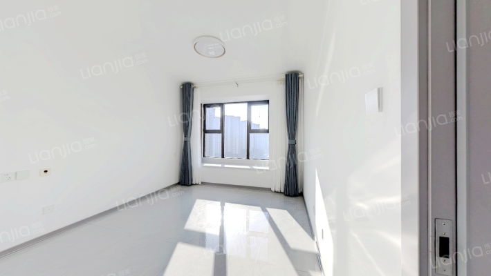 本房是经典的四叶草户型，南北三通透，双明卫，好楼层-卧室B