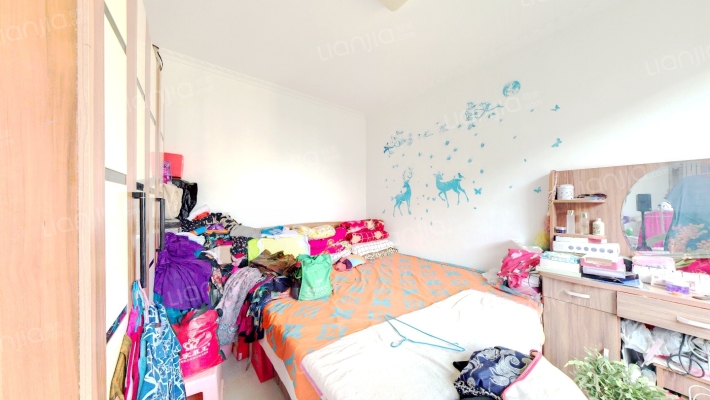 此房全南向，位置好，采光充足，看房方便,南向三居.-卧室C