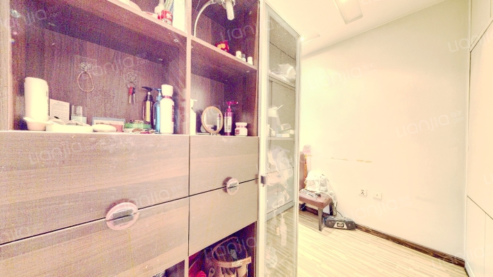 此房南北格局，带装修，交通便利，出门就有公交-卧室A