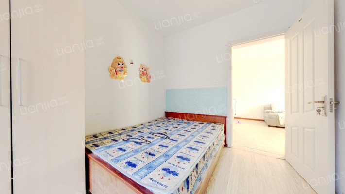 此房为简装两居，户型方正 小区好位置 采光视野好-卧室A