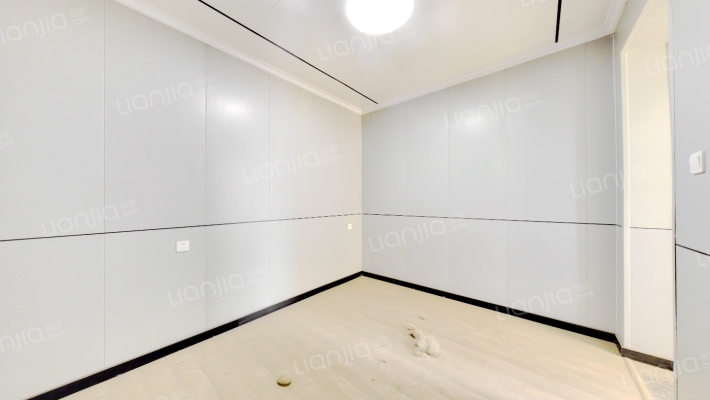 本房为经典全南两居户型，格局方正，小区中间位置-卧室B