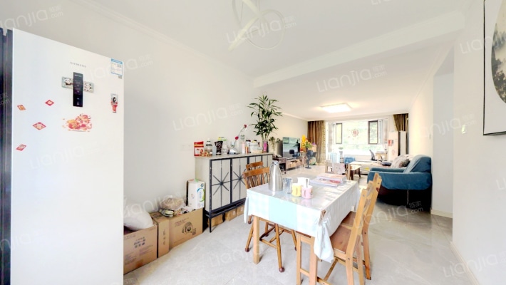 房子南北通透三居室，精装修，拎包入住，房本満二。-餐厅