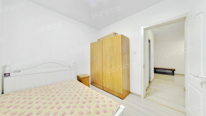 高铁旁，大两居户型方正，采光视野好。-卧室A