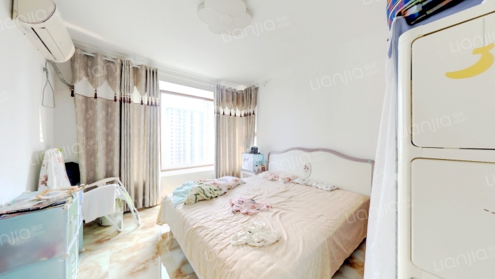 此房满两年，精装修，双卫，中间楼层，视野好-卧室C