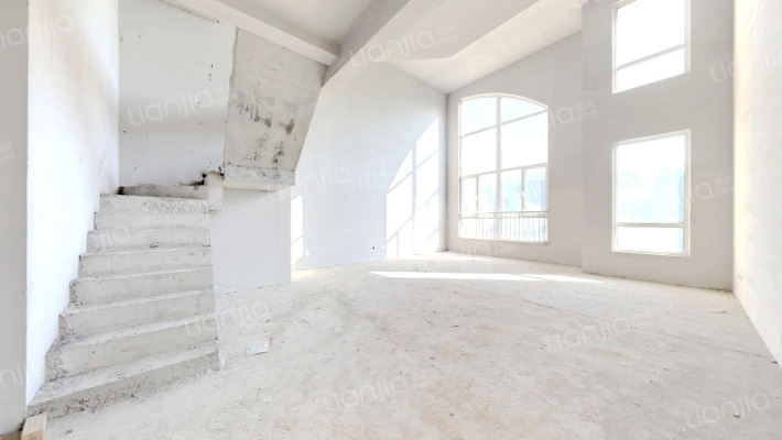 此房满五唯一，有车位，有两个露台，看房方便，采光好-客厅A