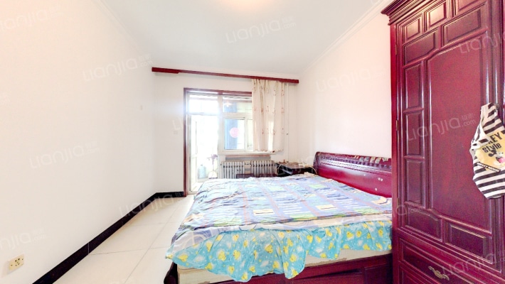 此房南北通透格局，带装修，交通便利，出门就有公交-卧室A