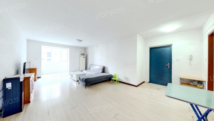 范阳中路，南北通透带露台三居价格可议-客厅