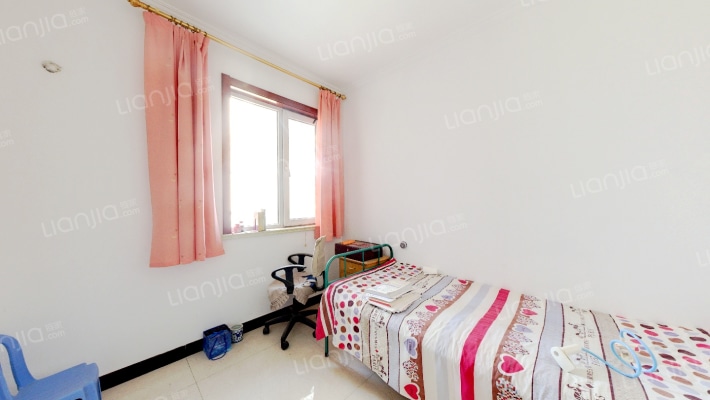 小区里面少有的三居双卫户型  简单装修  南北通透-卧室A