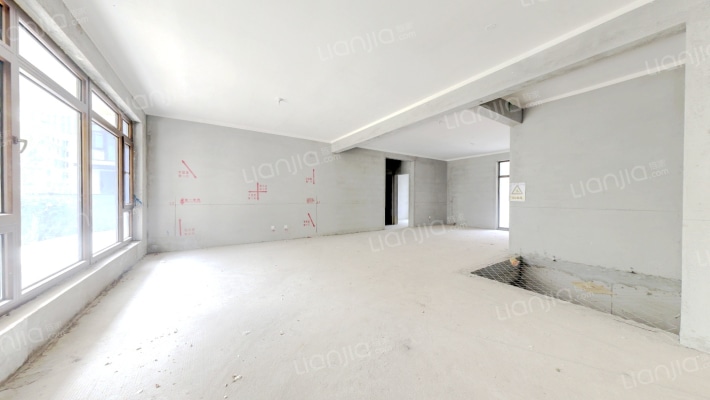 天伦湾凤麟府下跃好楼位，采光好-客厅