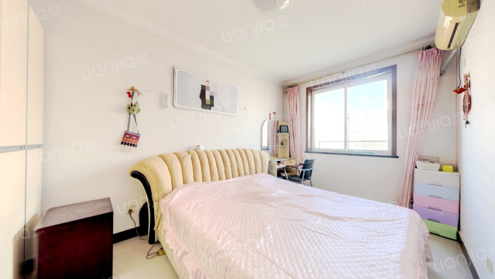 南北通透大三居，客厅朝南，户型方正，房本满五-卧室C