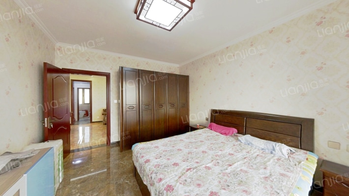 温莎假日通透三居室，交通便利，地理位置得天独厚。-卧室C