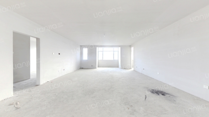 此房满五唯一，三跃四层叠拼，毛坯房，有车位-客厅