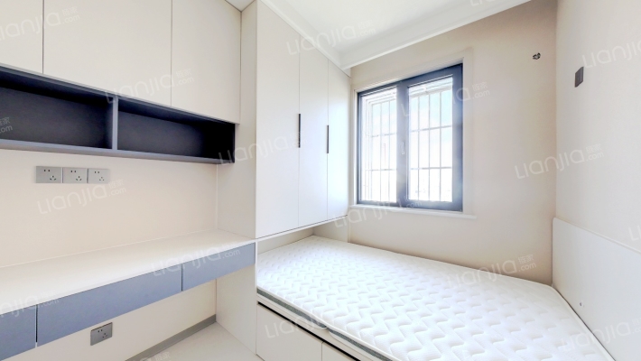 此房是新证，业主包满二过户，精装修，可拎包入住。-卧室A