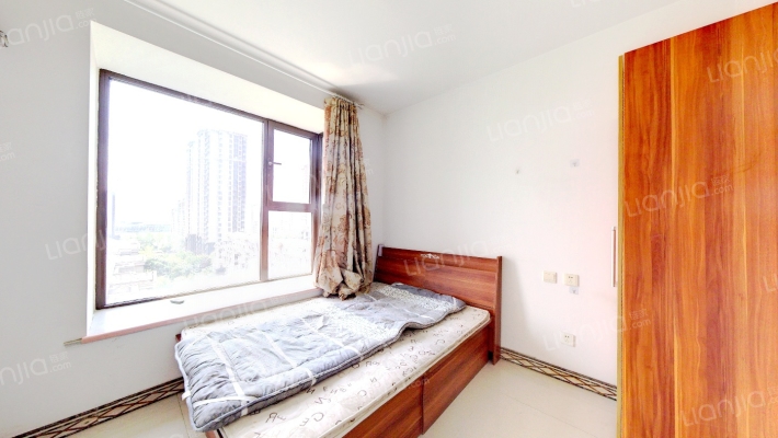 鸿坤理想湾南北通透三居，视野采光好。-卧室A