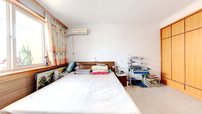 此房是板楼，公摊小，明厨明卫。房本满五年-卧室C