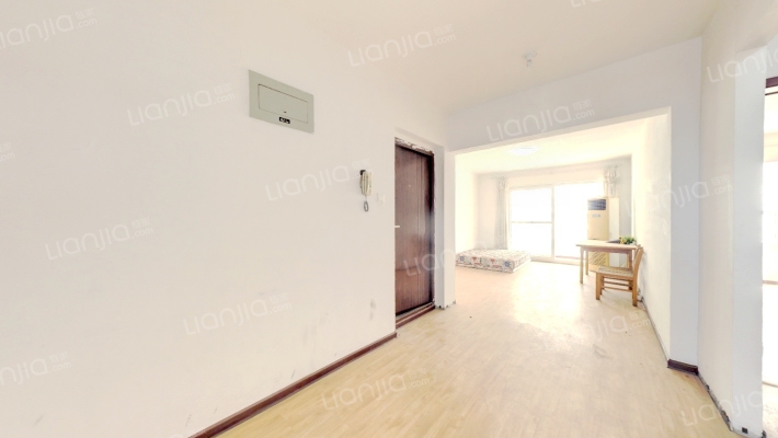 低楼层，客厅卧室朝南的两居，简装地板好改造-客厅