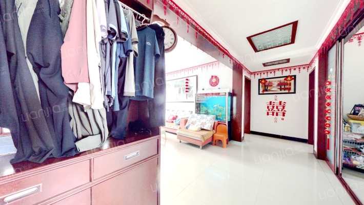 南北通透三居，精装修，领包入住。-客厅