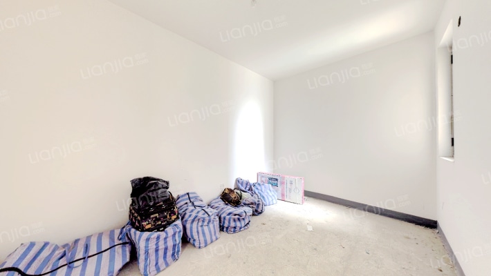 鸿坤理想湾小三居，高楼层，近高铁。-卧室A