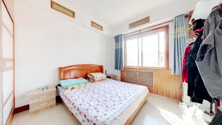 朝阳路南北通透三居，自住房，拎包入住-卧室C