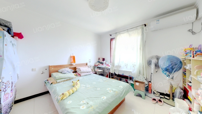 出门冠云路，老城区，房本满两年税少，精装修，采光好-卧室C