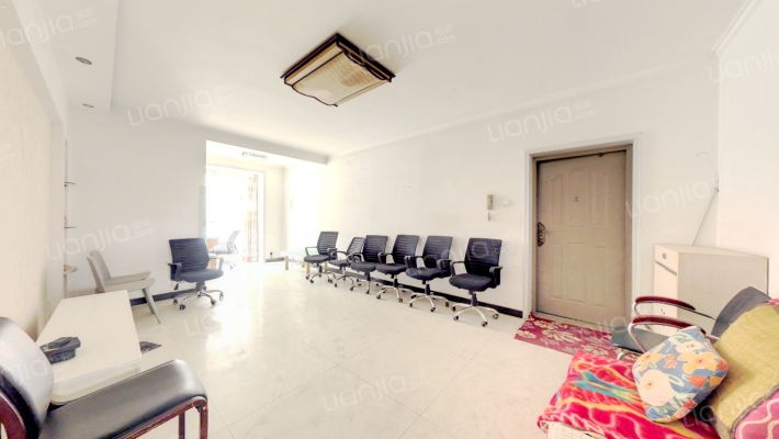 此房是 低楼层 户型方正没有面积浪费 中等装修-客厅