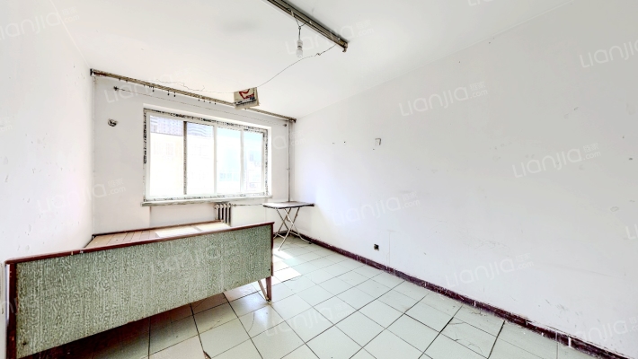 紫荆小区位于华阳路主路旁边，交通购物方便-卧室B