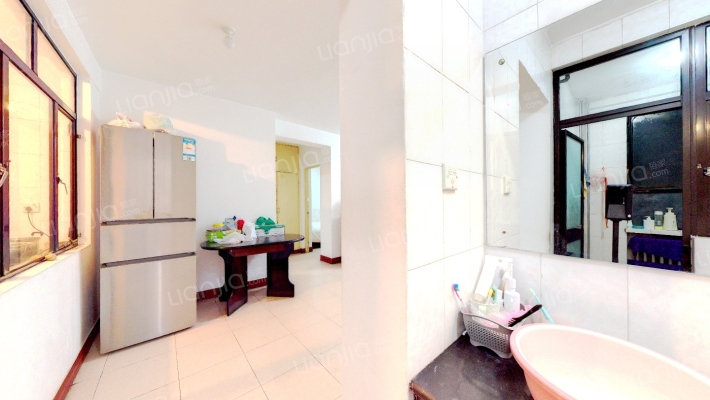 居住环境安静 板楼使用面积大 税费低-客厅