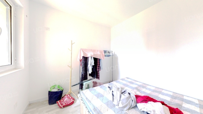 此房精装修的，诚心出售，可以看房子，我有房子视频-卧室A