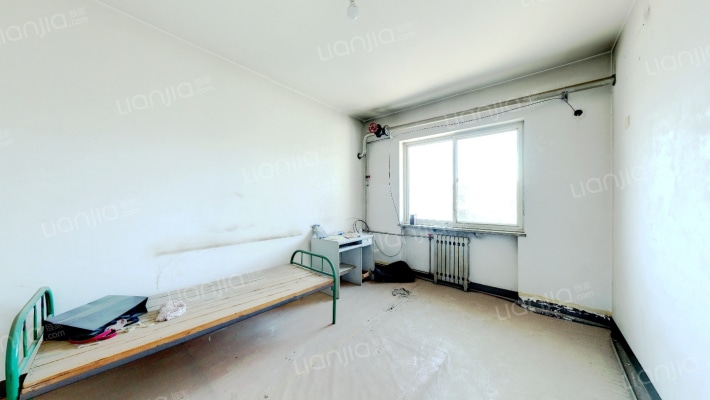 此房满五，公摊小，出行方便，生活配套全。-卧室C