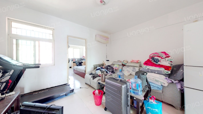 此房满五，双卧客厅带阳台都朝东，采光好，东西通透-客厅