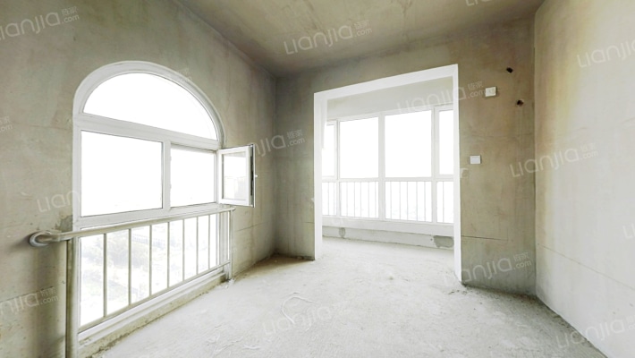 顶层视野开阔，毛坯自主装修，三面有窗采光好-卧室C