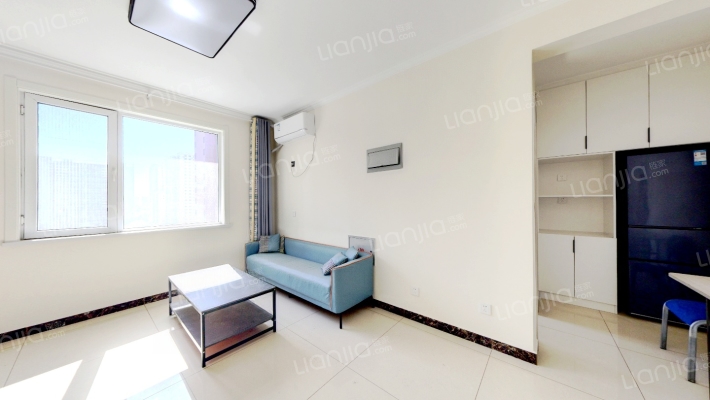 此房是精装正规一居室，临德信公园，配套齐全-客厅