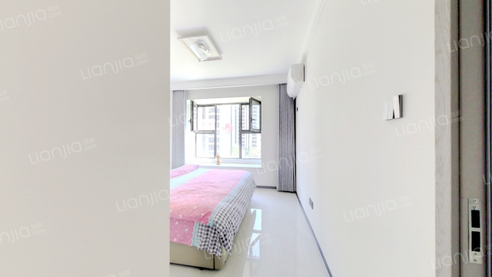 本房是经典的四叶草户型，南北三通透，双明卫，好楼层-卧室B