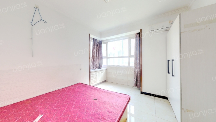 南北通透三居室，户型方正，中间楼层采光充足-卧室B