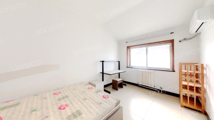 户型方正，客厅主卧朝阳不挡光，北侧大露台视野好-卧室B