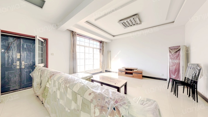 市区精装修的独栋别墅   带大院子-客厅