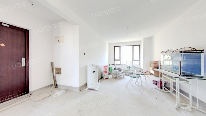 高铁旁边，交通方便，南北通透大三居-客厅