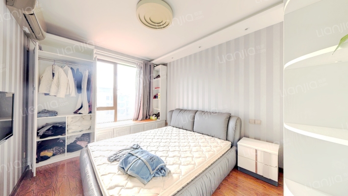 房本满二 ，南向两居，中高楼层，出行便利，全天采光-卧室B