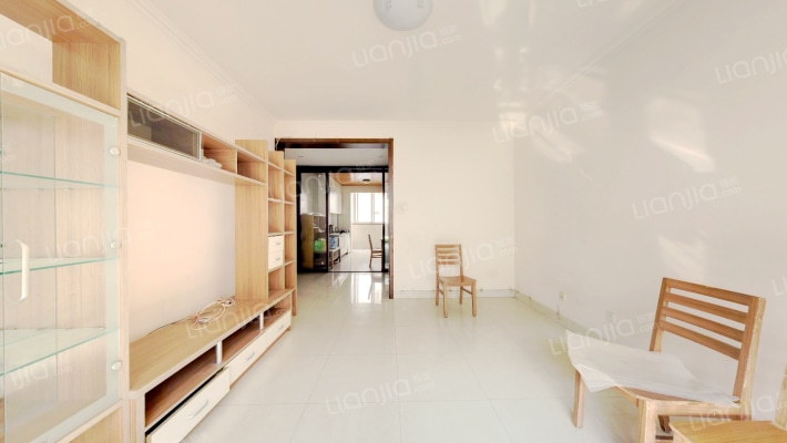 此房南北通透格局，带装修，采光视野很好，-客厅