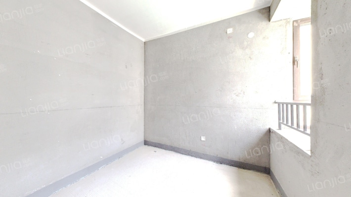 房子中间楼层毛坯房，户型方正没有浪费空间，集中供暖-卧室A