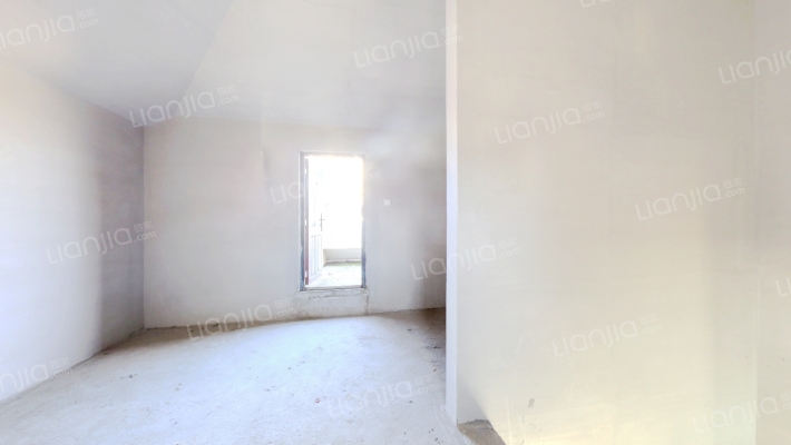 此房满五唯一，有车位，有两个露台，看房方便，采光好-卧室E