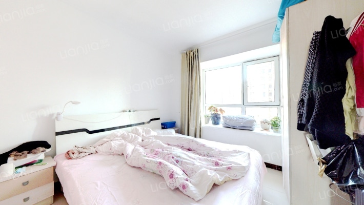 精装修，南北通透三居室，采光好，看房随时-卧室A