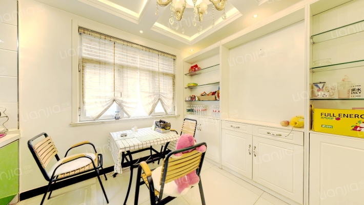 冠云路 新加坡花园 一层带下跃 6居室，130万可议-餐厅